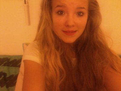 Hello!! Mon snap = dodo447 & mon skype : Dorikely1 ! ajouter ! J'accepte tous le monde !! Aller kiss sur vos fesses haha! ♥♥