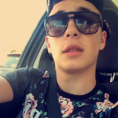 Un jour je suis né, depuis, j'improvise.
Suis moi je te suis , fuis moi je te fuis. Follow Back !! (: