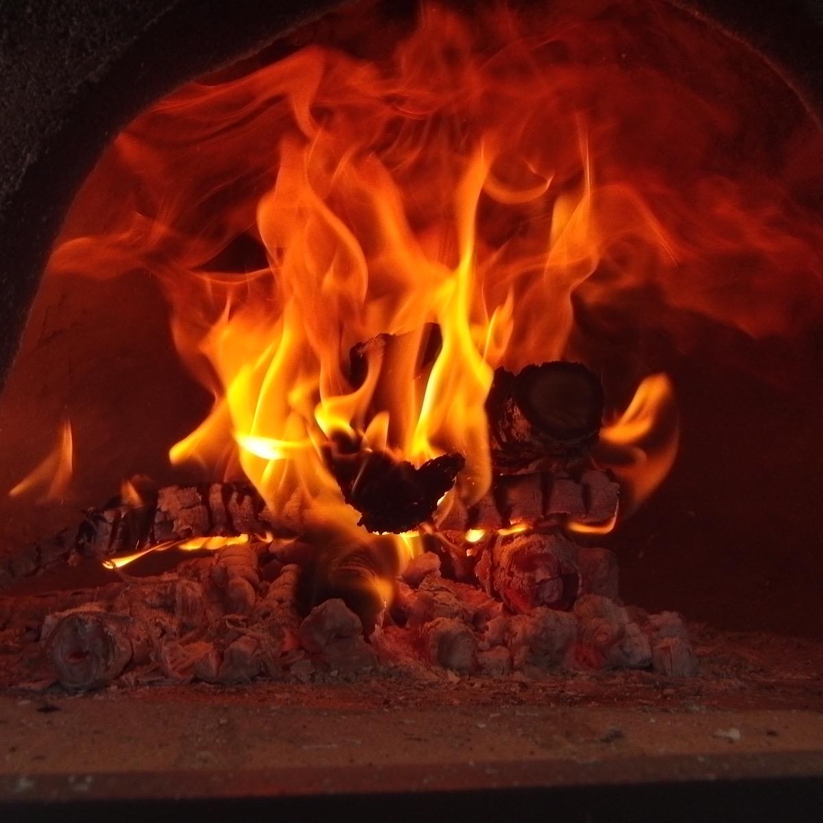 Reunirse entorno al fuego, cocinar, comer y beber en familia y con amigos es una experiencia para compartirla.