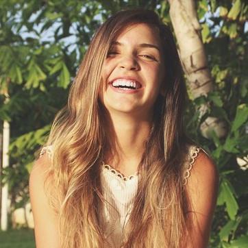 Estudante exausta, dependente de cafeína, cansada e ansiosa em tempo integral.