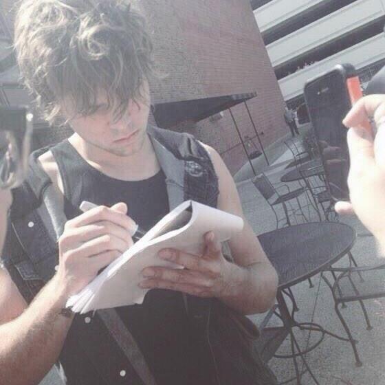 if you want to make someone that loves Ashton smile, show them this acc
/// @calum69hood /// @puppies5sos ///