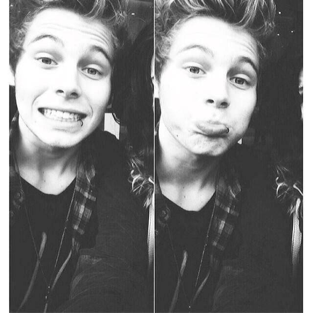 she said to me, forget what you thought, cause good girls are bad girls that haven't been caught. I love 5sos 卌♥ si sono un pinguino. eheh.