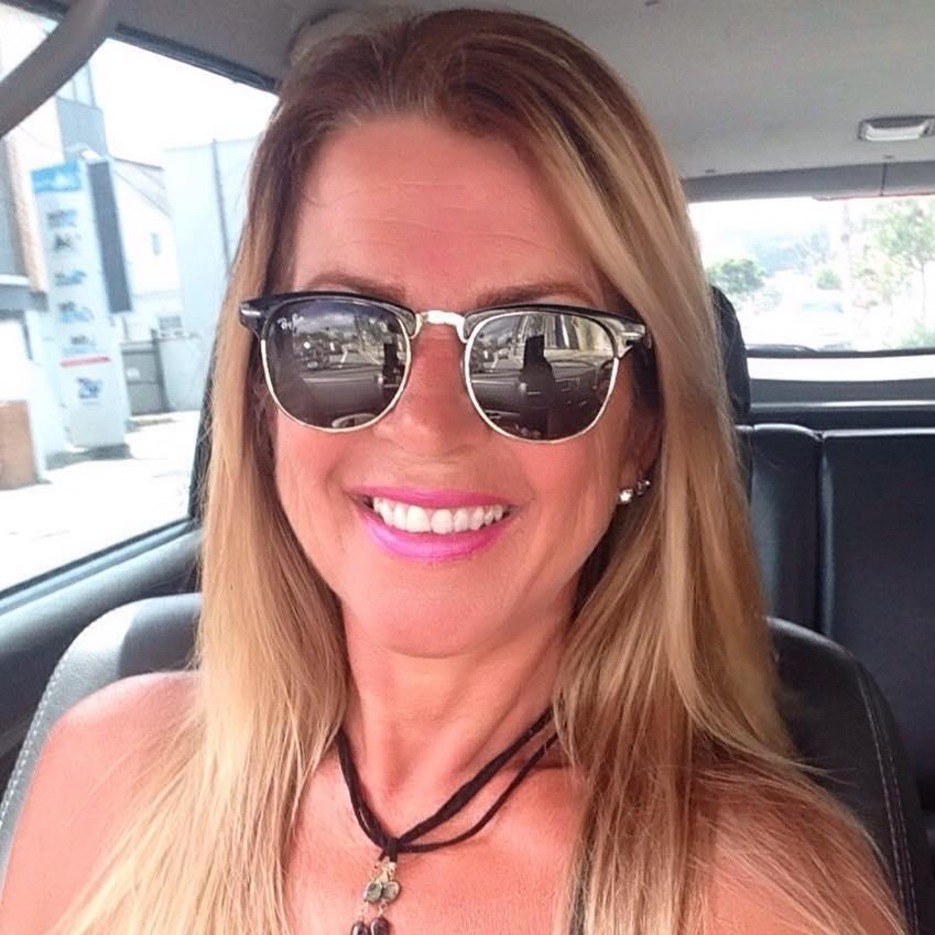 Prefiro não me definir para poder ter a liberdade de mudar quando achar necessário...acima de tudo prezo a VERDADE....#ComplicadaePerfeitinha