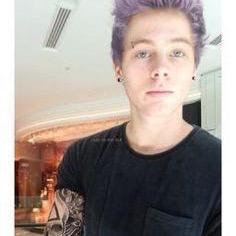 i dont know what to put here so hi! {kik: crushingonhemmo}