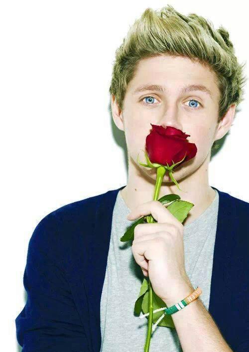 Dejaron de sentarse en las escaleras para empezar a subirlas-ONE DIRECTION *-*