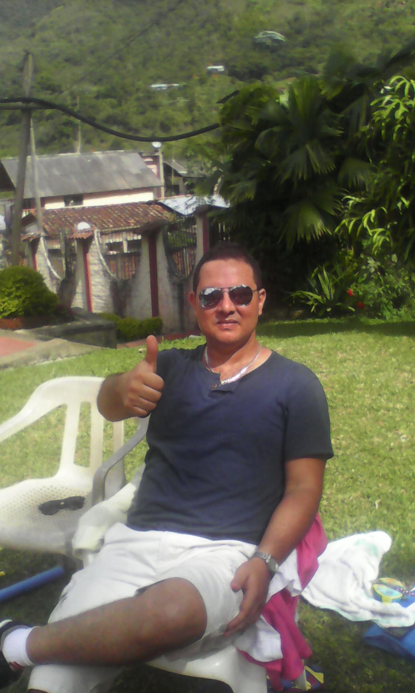Hola mi nombre es humberto, soy administrador de empresas, amigo,padre y representante de ventas de una casa editorial. resido en la ciudad de cali.