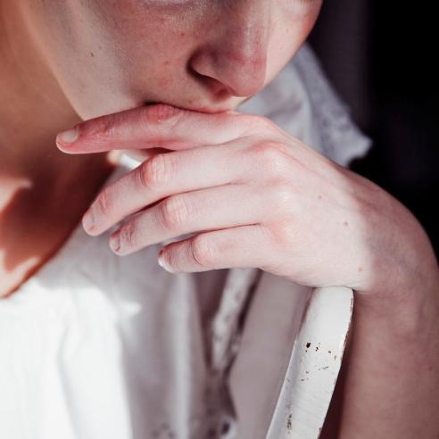 Occhi che non giungevano fino all'interno delle cose, là dove esse si fanno complicate e tristi, che non sapevano nulla, se non di essere scuri e belli.