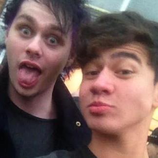 this is a free follow so please follow @5SOSxFam_ it's an daily updates acc of 5sos !!