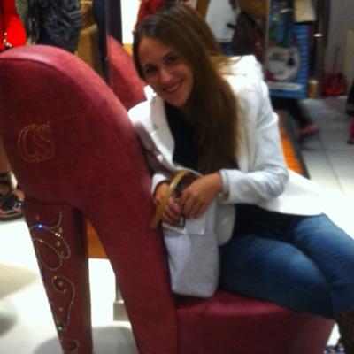 Ejecutiva de comunicación y marketing. Aficionada al cine y un tanto adicta a blogs de moda y marketing.Miope.Inquieta y curiosa.