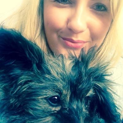 Country living, London working, doggy lover & super PA. All views are my own...not that I ever tweet anyway, more of an observer I'd say!
