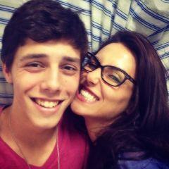 Poetas, lentes de uma sociedade míope.
