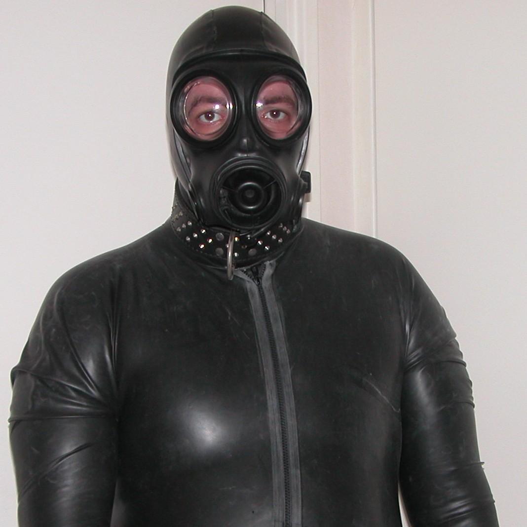 Parisian versatile slut bear, loves fisting especially double fisting , large paws for hungry bottoms as well ... Parisien qui aime fister et être fisté...