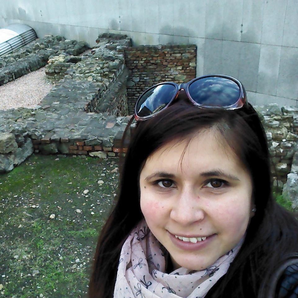 Educadora de párvulos ,
 Amitiera, y mujer de Tomas ... quizás un poco directioner... 
Busco con perseverancia cumplir mis metas