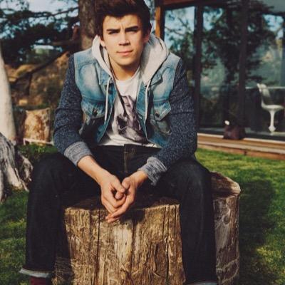 i gave you a follow so could you please follow @grungeanthony instead of following this account?