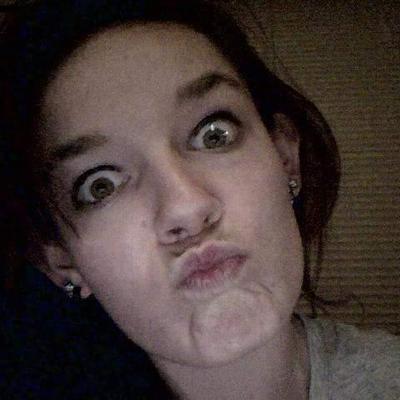 Profile Picture of Sylvia 🌙 🦇 (@SmileySniggles) on Twitter