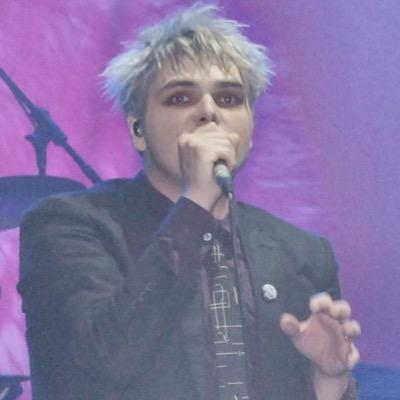 Part time singer, part time artist, but full time vampire. [FL/RP.MV]