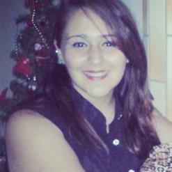 Baixinha ,mas inteligente.Aquela que sonha, e não desiste . Aquela que vive o hoje com o medo do amanhã.Otimista sempre Pessimista Nunca. 16 anos,Signo Áries