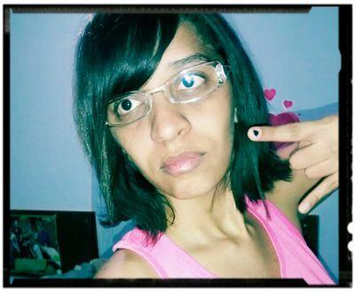 sou uma menina muito charmosa , extrovertida e alegre .