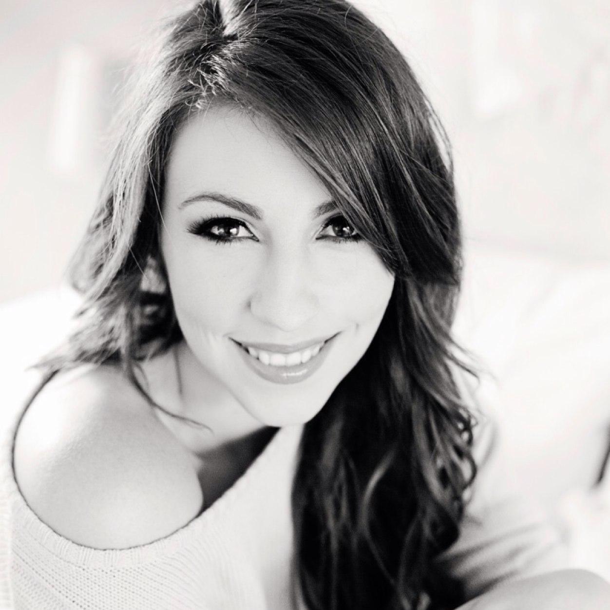 DandilyStudio's profile picture. A boutique MakeUp and Photography Studio. I absolutely love making women feel BEAUTIFUL!