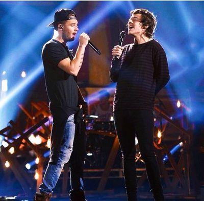 Hi! we're Nahia and Andrea. This acc is to support our shuneshines One Direction and 5SOS