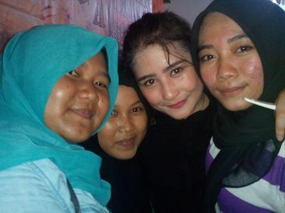 selalu bersyukur, berusaha, tawakal, berdo'a. semua akan indah pada waktunya