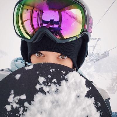 occhi verdi, capelli lunghi, piercing, tatuaggi •snowboarder, viaggiatrice, studentessa•