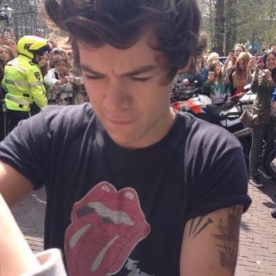 follow @plantshs + @tuIipniaII bc they need to reach their goals !!