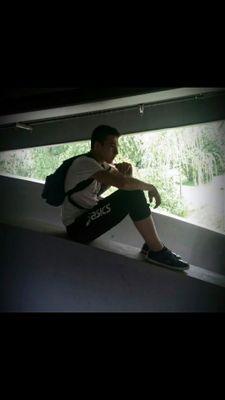 Un jour pas comme les autre je sui né, maintenant j'improvise de jour en jour je tweet se que je vie, se que je pense, se que je crois bref ma vie