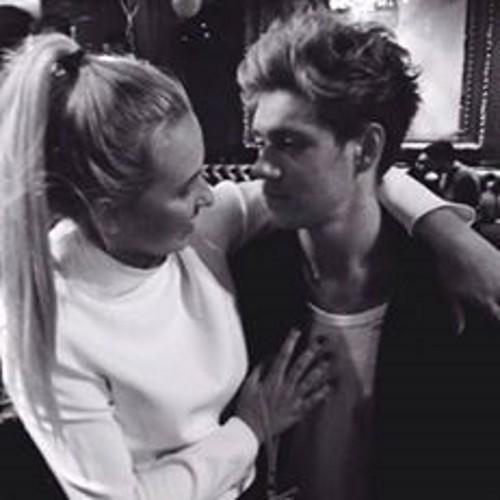 Follow me plz on @momentforharry thnx love ya