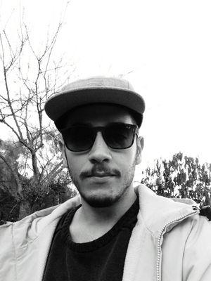 vivo el instante antes de después, después de antes,
el eterno presente; el durante y lo que va durando,
el momento previo al sueño sin recuerdos previos.