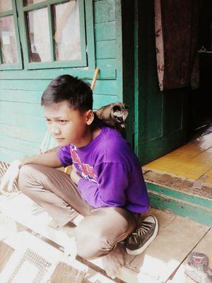 mencari hiburan dengan menghibur orang lain :)