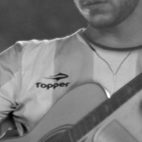 Miro tus palabras y escucho tus miradas, sueño colores..despierto en degrade. Sentime, estoy ahí, en un mundo al revés.