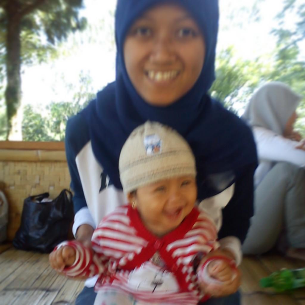 waktiduha's profile picture. kerudung, t-shirt, jaket, jeans, sneakers