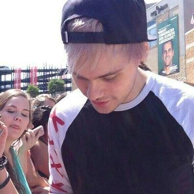 things that michael does that i love @SuggZoey original account
