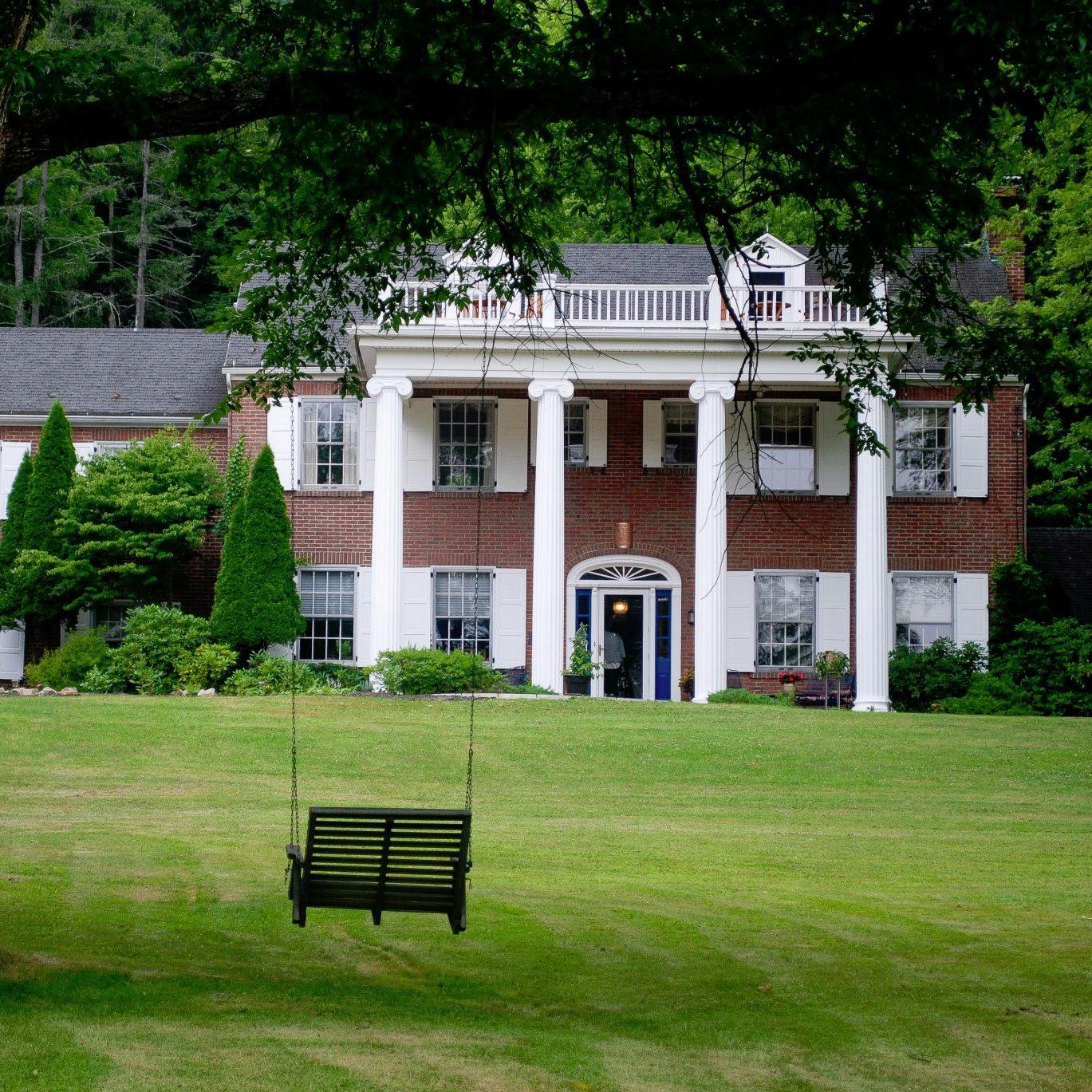 Elegant bed and breakfast accommodations near Juniata College, Penn State, and Raystown Lake.