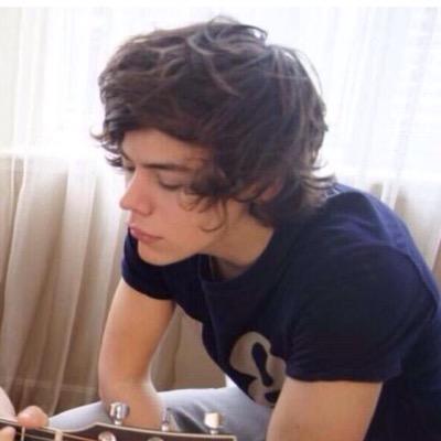 follow @harrylukeniall she'll follow you back!!!