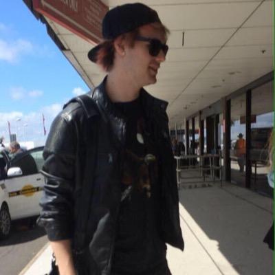 PLEASE TAG MICHAEL AND RT/FAV THE RT BELOW THANKS (: