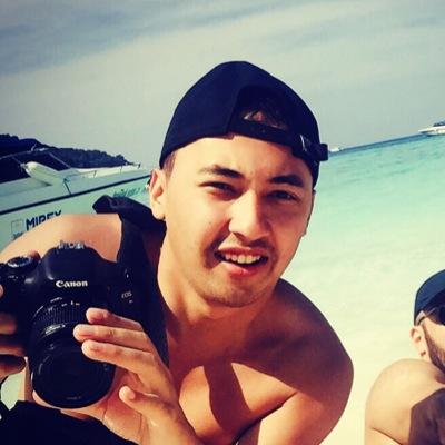 Khayotbek's profile picture. One could change the world with one hundred and forty characters...