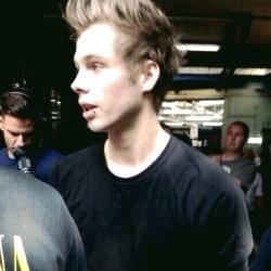 please follow @paybacklrh and rt the first tweet! she might follow you back!! :)