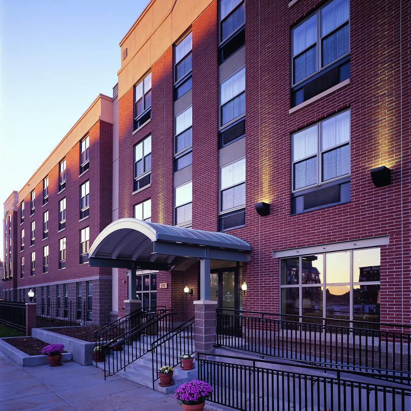 This downtown hotel features apartment-style suites with fully equipped kitchens including refrigerator, dishwasher, stove, oven and microwave.