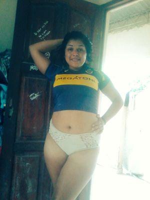 me encanta jugar al futbol . trabajo de promotora me rncanta bailar :)