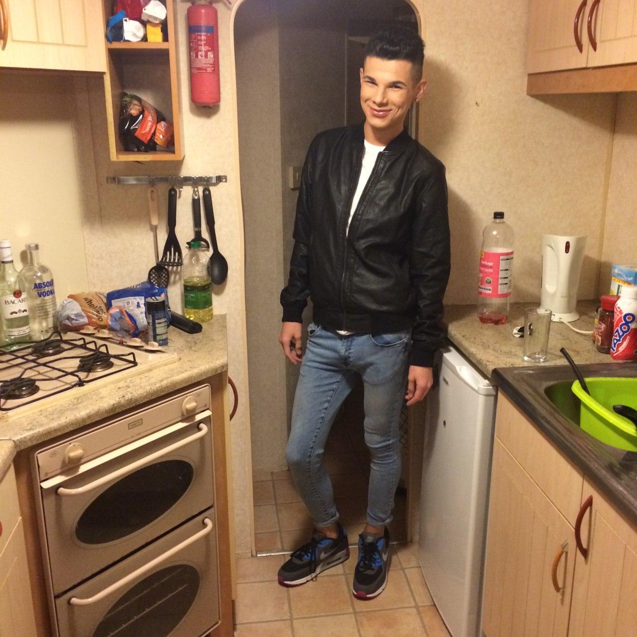 Hey I'm Jordan, i am #Gay and i am 20 years old. I just go with the flow. Working in aiya napa this year cant wait give us a follow