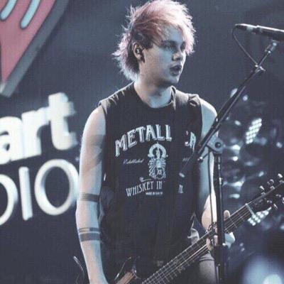 GO FOLLOW @5SOSDms FOR DMS TO 5SOS! DMS TO 5/4