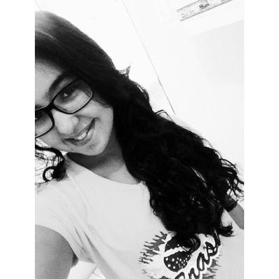 Ela é de fase, toda bipolar. Cheia de marra, durona por fora e coração mole por dentro. Toda inocente, toda estressada e toda apaixonada...
