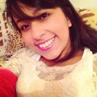 tão estranho carregar uma vida inteira no corpo, e ninguém suspeitar dos traumas, das quedas, dos medos, dos choros. ♡ 16