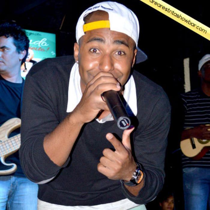 Olá sou o #Filipinho , Sou vocalista de pagode e faço um trabalho solo... sou dono das marcas (#F e #Filipinho ) http://t.co/n1pNUIyGff