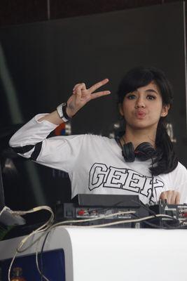 ♥DJ Una @unaputri Followed 08'02'14