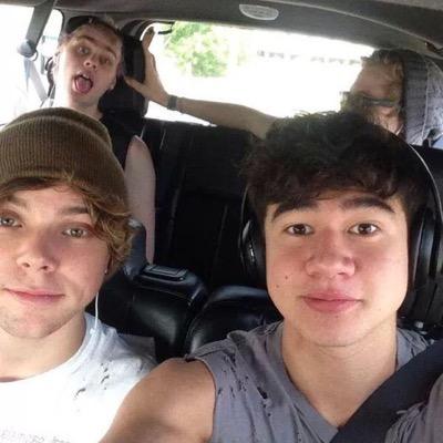 follow @5soslockscreen1