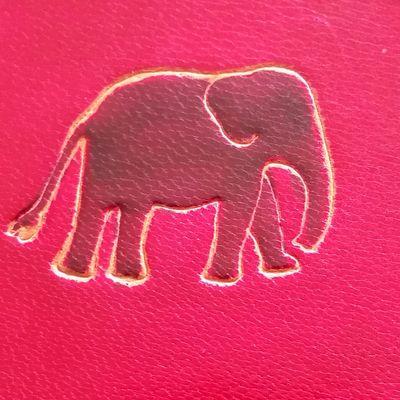 山口県生まれ育ち、東京で育てていただき、今は滋賀県にて育てていただき続けている。篆刻アート(はんこ遊び)と、勝手に言って楽しんでいる。音、響がエネルギー、時々生きるため充電、ライブへ。