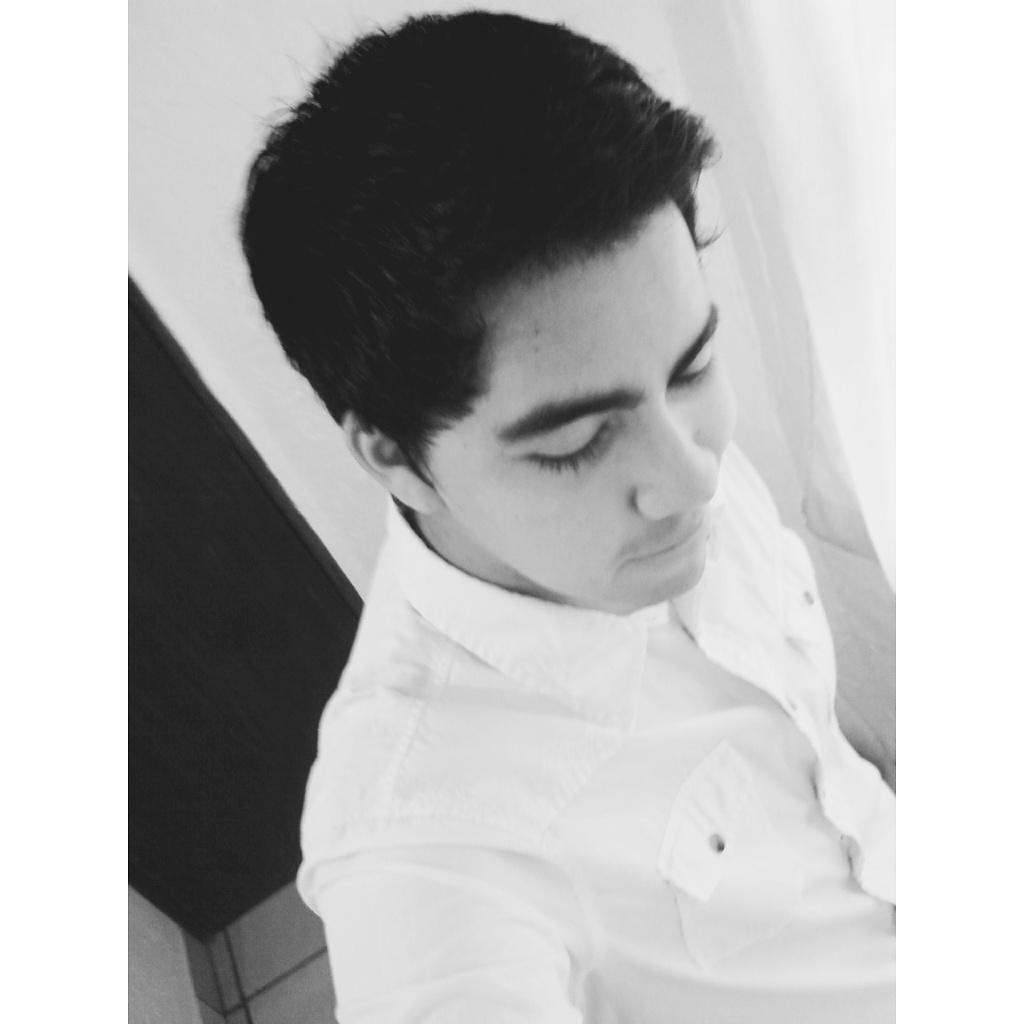 Si estás aquí es porque seguramente me conoces y no necesitas que te diga quién soy; si estás aquí y no sabes quién soy, es mejor que no lo sepas.